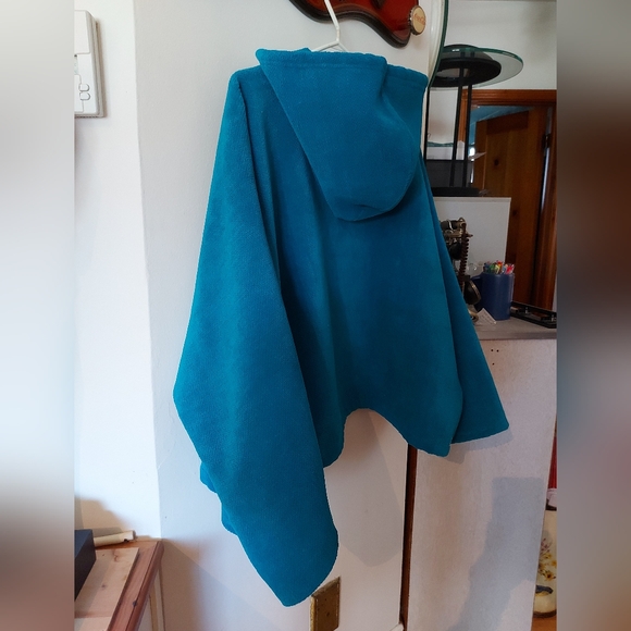 Oversized poncho style hoodie - Picture 3 of 12